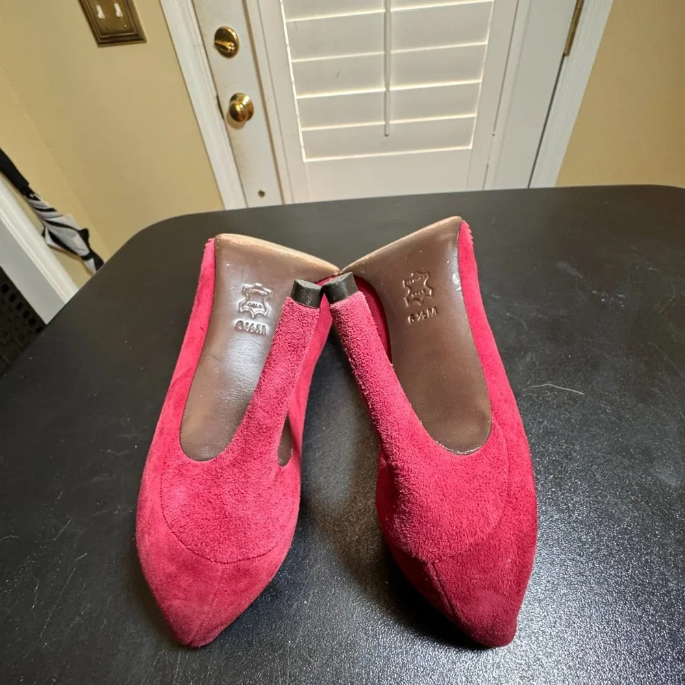 Tory Burch size 6.5 burgundy suede/ red tortoise patent with gold studs pump